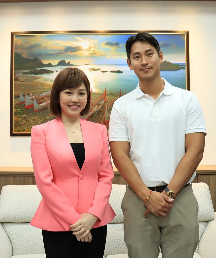 主播廖芳潔（左）對Jeremy父親呂敬來點頭參加實境節目的態度表示佩服。鏡電視提供