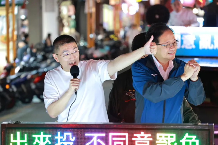 昨天（10日）國慶日時，前總統馬英九、桃園市長張善政、彰化縣長王惠美等人特別齊聚基隆力挺謝國樑。翻攝照片