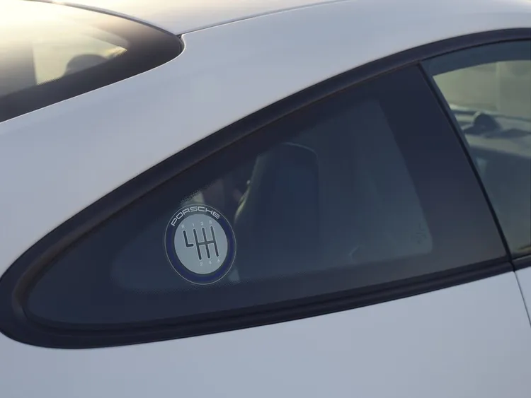 三角窗上的檔位圖貼紙，突顯其手排操控和純粹駕馭的定位。原廠照片