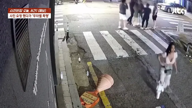 Jessi被控不理男粉絲被包圍，轉身離開現場。翻攝JTBC