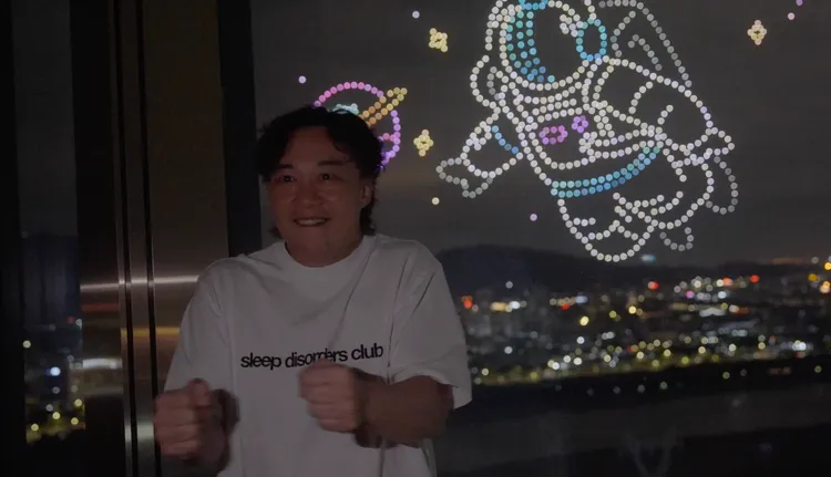 空拍機排列出演唱會元素，讓Eason興奮合影留念。圖／環球音樂提供