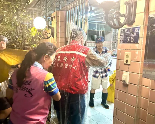 山陀兒颱風來襲!土石流灌入基隆東信路民宅 一家5口緊急逃生