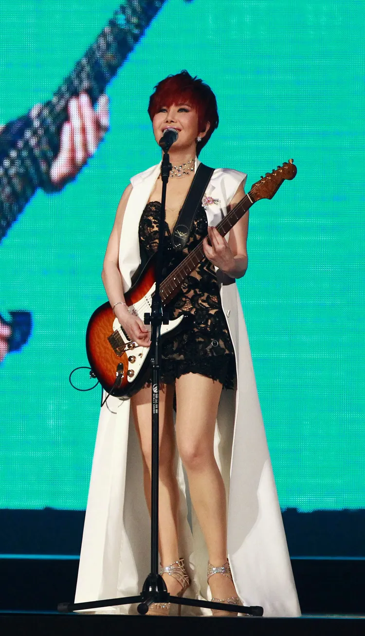 江蕙年少走唱養家，也會彈吉他。資料照片