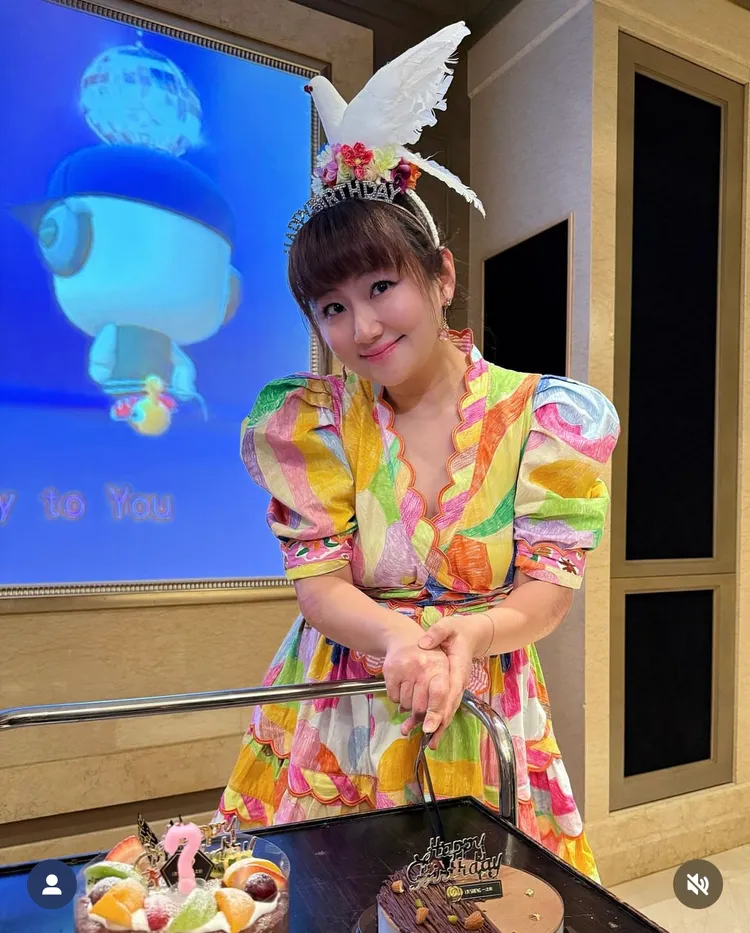 Selina昨天俏麗與家人提前慶生。圖／翻攝IG