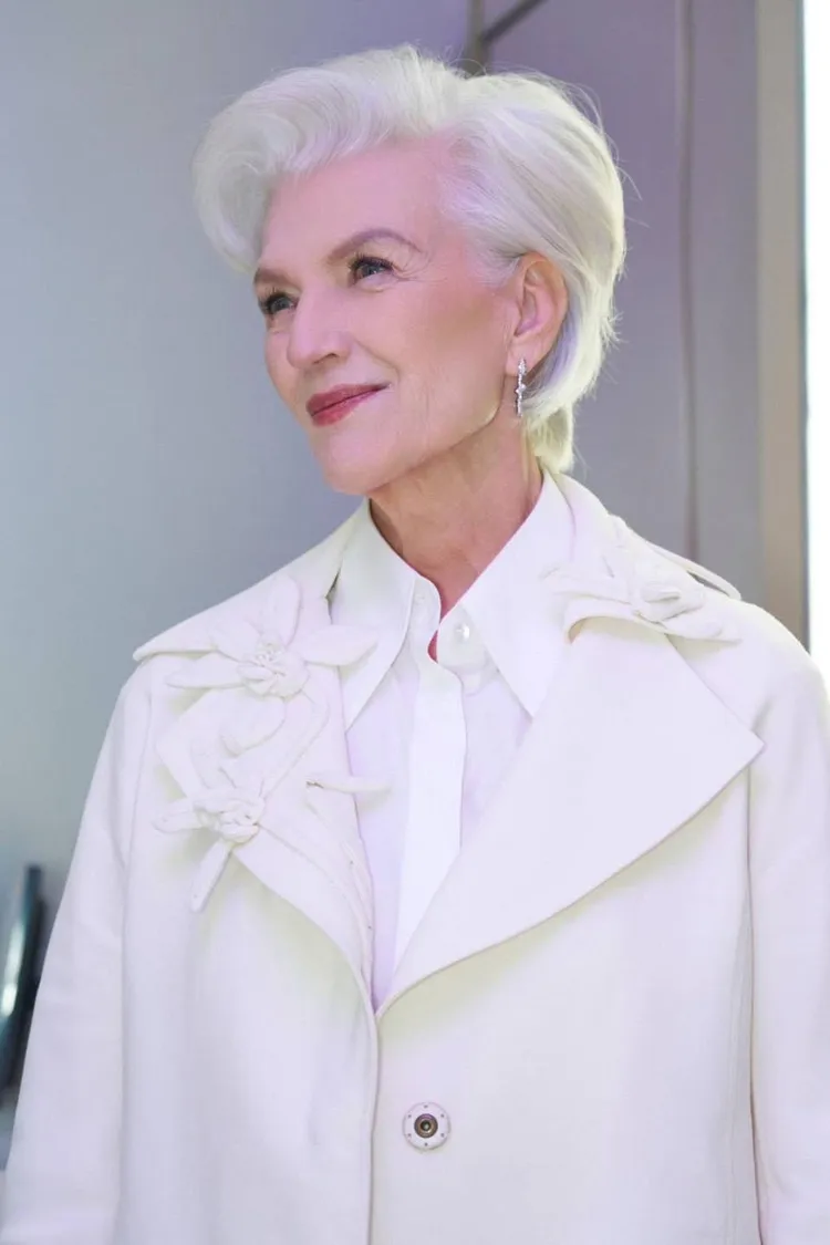 外套領口以純手工編織蘭花元素點綴出俐落與雅緻。翻攝夏姿臉書