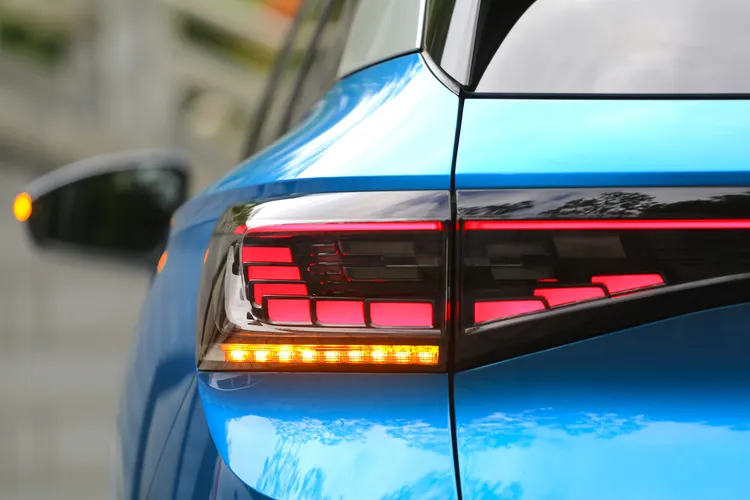 原廠也導入了3D幾何序列式動態尾燈，除了流水方向燈之外，從正後方看去更有著立體化的層次，夜間發光時相當引人入勝。林浩昇攝