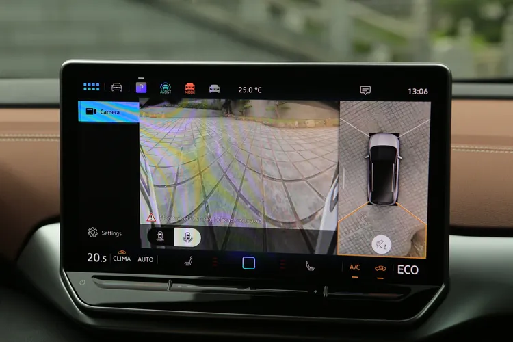 360度環景影像為全車系標準配備，不僅畫質清晰、大面積廣角視角對於停車判位相當受用。林浩昇攝