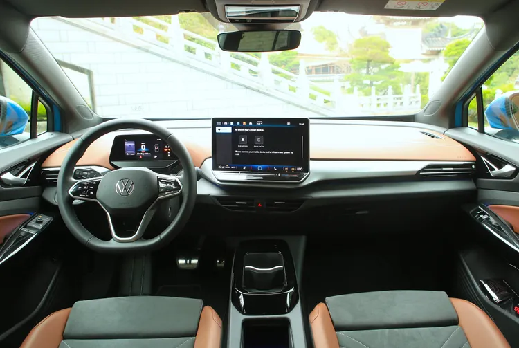 ID.4 Pro S車艙棕黑色的雙彩搭配，在中控台上方以皮質搭配白色縫線精心鋪陳，並利用亮黑及銀色飾板交錯應用，營造出德式精煉俐落的設計風味。