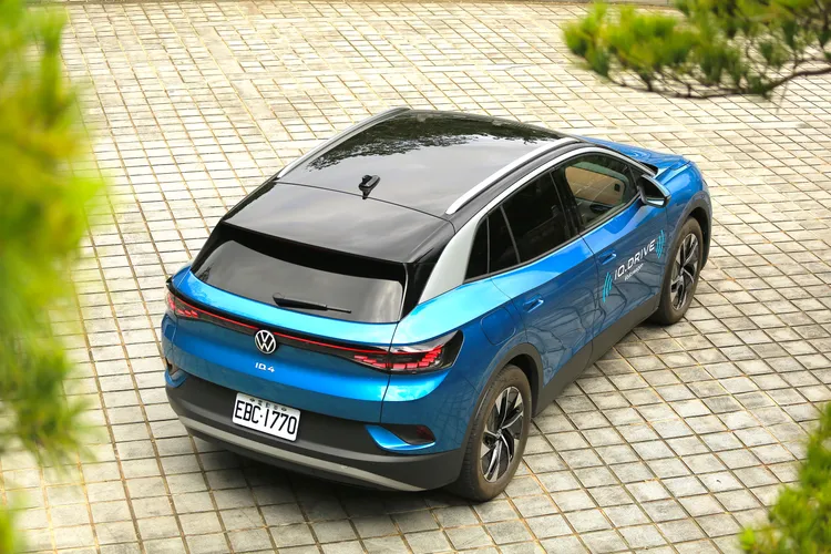 車頂圍繞窗框的銀色飾板，提取出活潑流線的運動氛圍。林浩昇攝