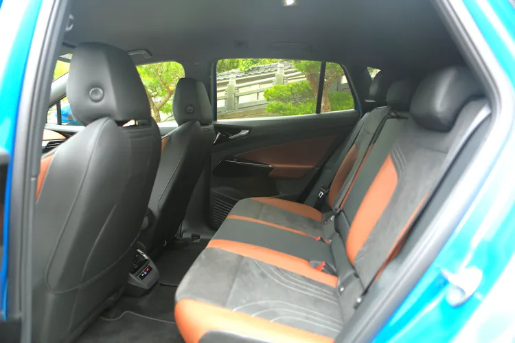 長達2771mm的軸距，展現在ID.4 Pro S後座出色的膝部空間及開闊度。林浩昇攝