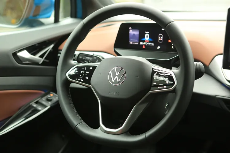 厚實且造型簡約時尚的方向盤，左右盤幅上的觸控多功能按鍵也是數位化座艙的一環。林浩昇攝