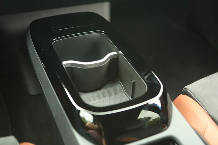 排檔介面上移之後，下方因此能規劃更多置杯及收納空間。林浩昇攝