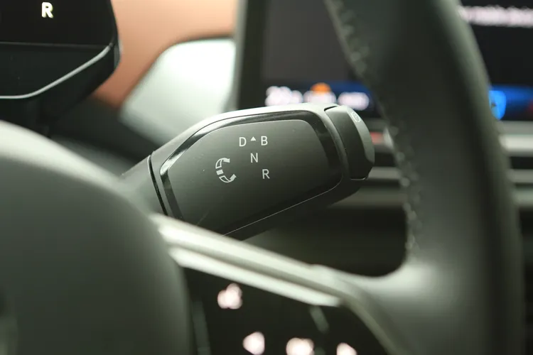 排檔機構以電子線傳方式整合在方向盤後方，旋轉撥桿操作習慣之後也有相當直覺的使用體驗。林浩昇攝