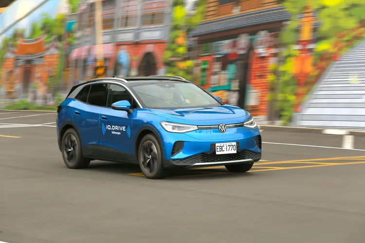 ID.4 Pro S加速瞬間能感受到馬達扭力瞬間達到峰值的微微貼背感，快意卻不唐突的輸出特性，為各個不同年齡層的駕駛者提供一定程度的親和力。林浩昇攝