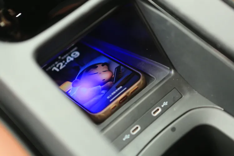 手機無線充電面板，以及前座兩組Type C充電插孔也是標準配備。林浩昇攝