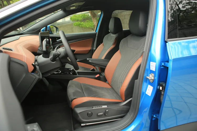 前座兩張以ArtVelours類麂皮/皮質雙材質打造的電動調整座椅，是醫學認證的ErgoActive等級。林浩昇攝