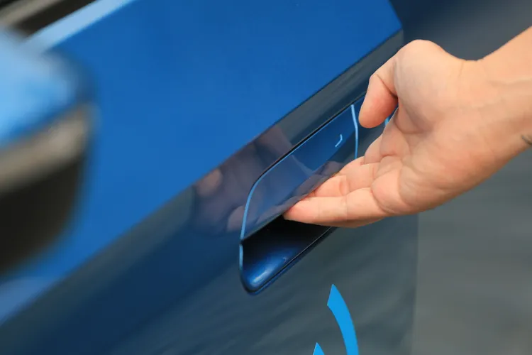 平面式把手對於降低行駛風阻也有不少助，內部則利用電磁閥開啟車門。林浩昇攝