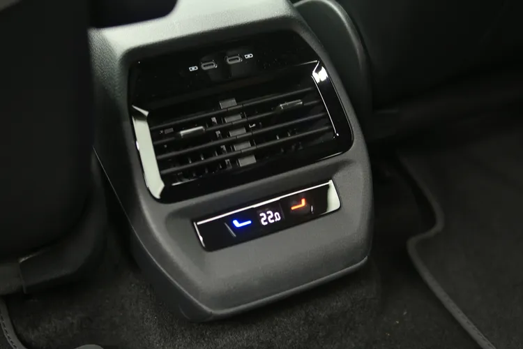 後座除了出風口，也配有專屬恆溫空調控制介面。林浩昇攝
