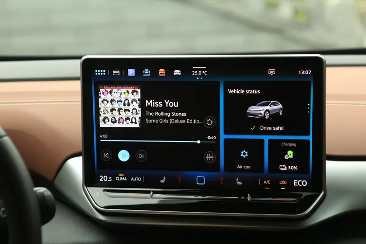 12.9吋中控螢幕內建的車載系統為最新版本的MIB 4系統，畫面清晰精緻之外，也提供車主更多自訂義的功能。林浩昇攝