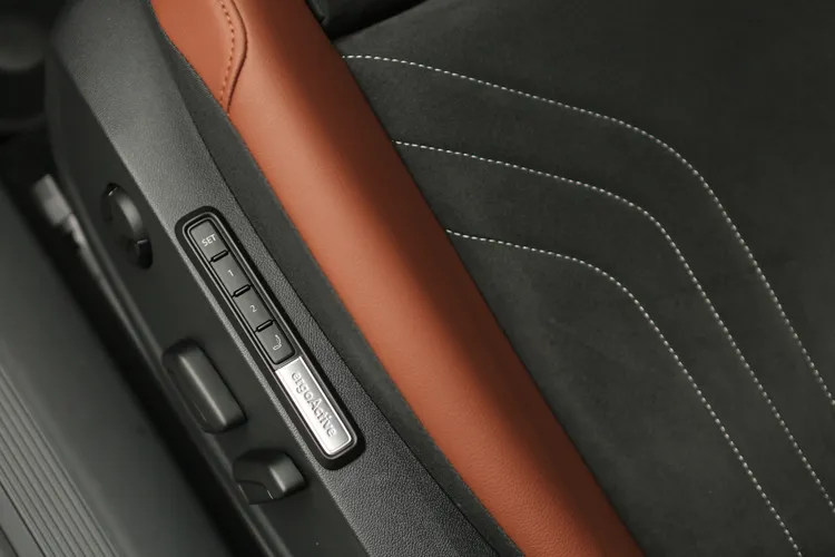 前座兩張座椅也附加熱及按摩功能，對駕駛者及乘客可說相當尊寵。林浩昇攝