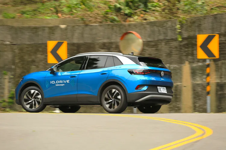 Volkswagen將過往汽油車兼容並蓄的懸吊特性，忠實地融合在ID.4 / ID.5車系上，成就了在日常從容用車中，展現高度信心駕馭感的傳統德系車氛圍。林浩昇攝