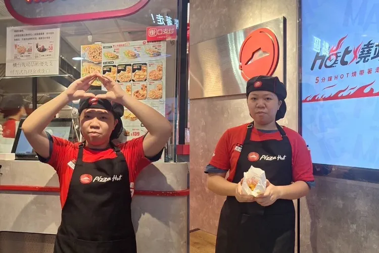 期間至信陽店Hot燒站消費滿額，並比出此次中華隊專屬的三角形手勢，就可免費獲得小份薯條。必勝客提供