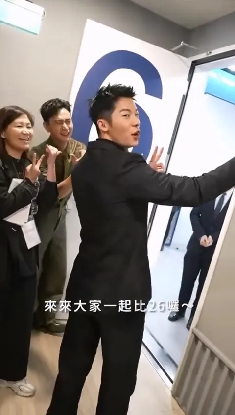 許光漢喊比2、6拍照，劉冠廷苦笑照做。翻攝劉冠廷臉書