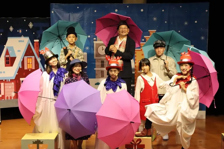 萍蓬草兒童劇團《小氣財神》以英國文豪狄更斯著作發想，並結合彰化和美產製的彩虹傘。文化部提供