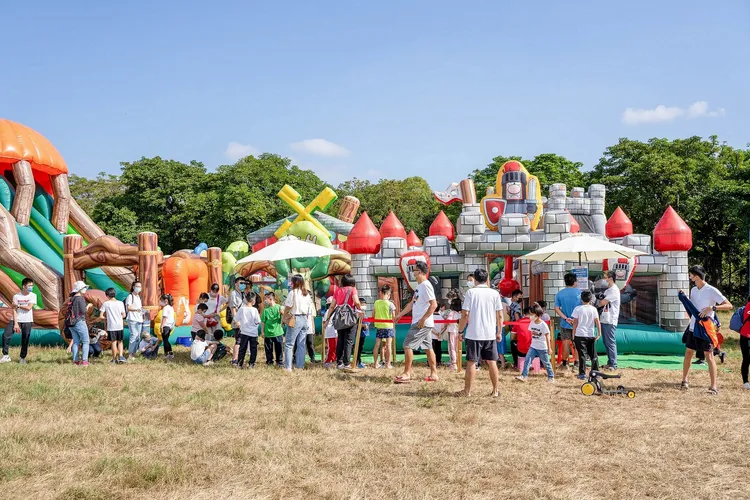 戶外設置大型氣墊，讓孩子能愉快放電。西拉雅風管處提供