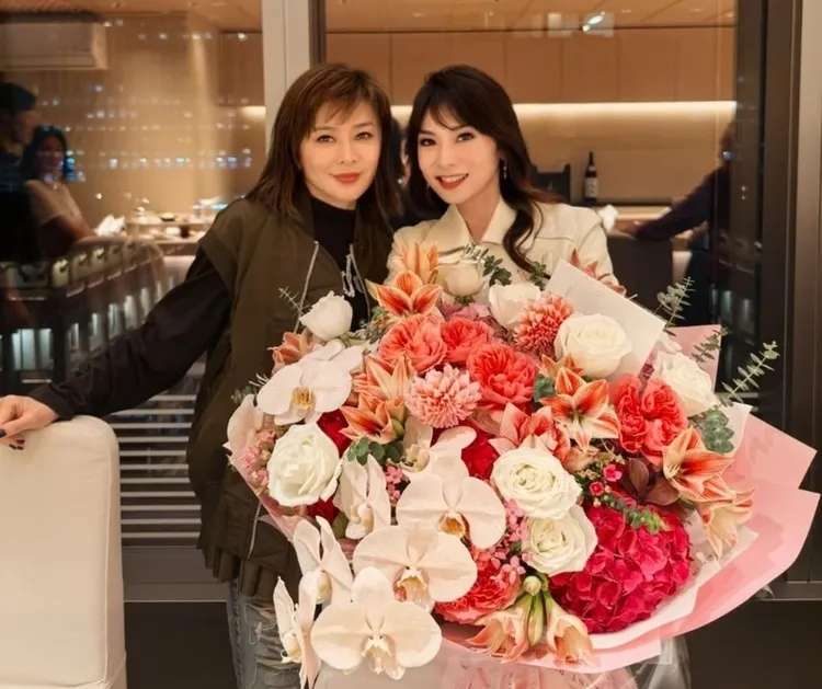 關之琳（左）亮麗出席名媛邱李茂琪慶生宴，獻上祝福。翻攝dr_maret_lee的IG