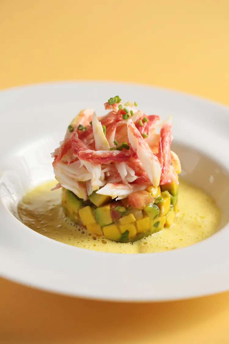 LA ONE Cafe〈蟹肉酪梨塔塔佐黃咖哩泡泡〉。業者提供