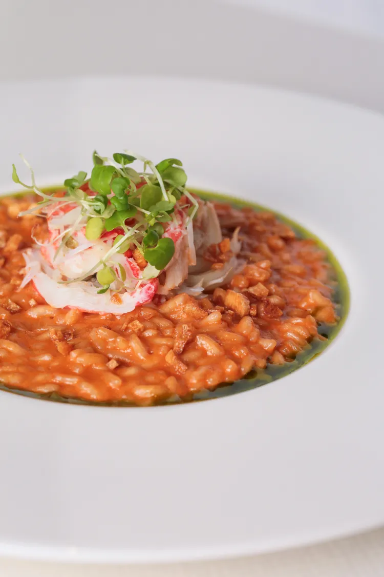 LA ONE Pizza〈松葉蟹蝦汁燉飯〉。業者提供