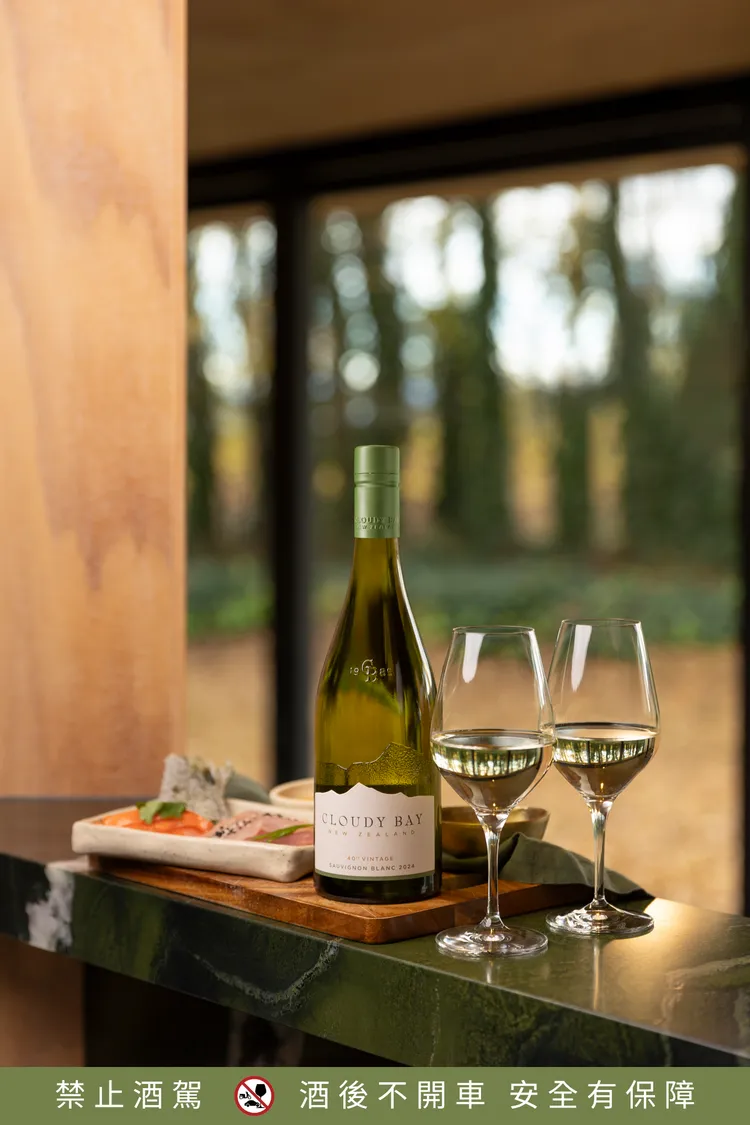 雲霧之灣白蘇維濃2024年份白酒的發酵過程將未經壓榨的果汁先進行冷卻澄清，爾後選擇酵母於不銹鋼罐中發酵，保持酒液的純淨與清新。業者提供