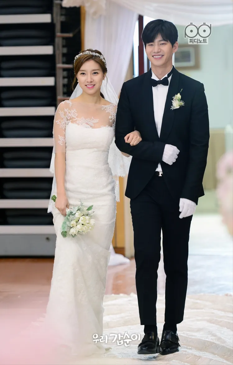 金昭誾（左）、宋再臨2搭合作《我的完美新娘》，劇中真的結婚。翻攝SBS