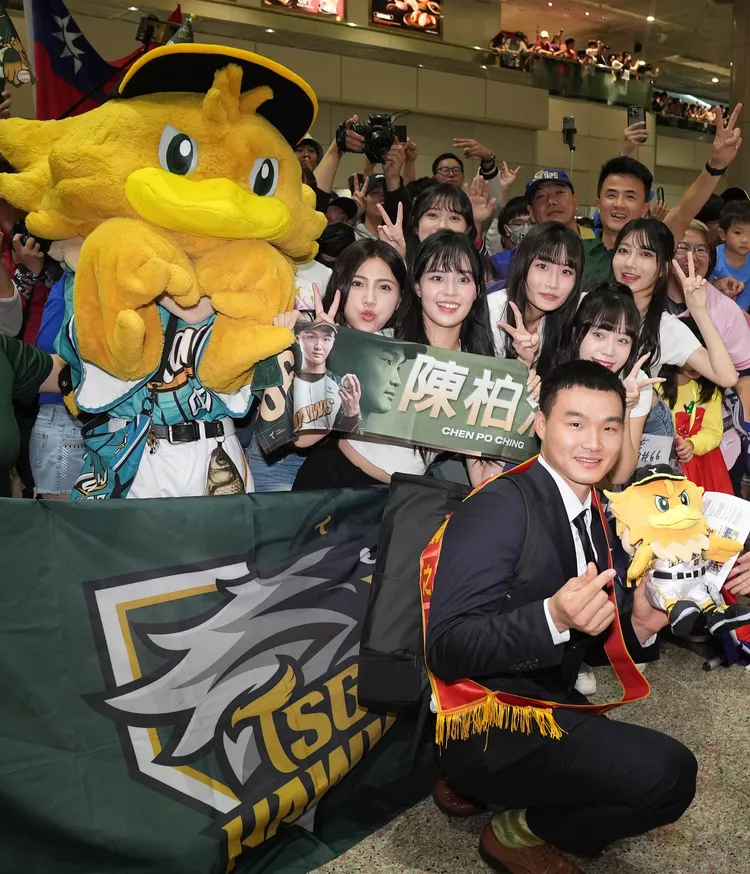 台鋼集團桂田文創Wing Stars啦啦隊瑈瑈、一粒、李樂、恬魚、黃澄澄、林浠、米亞，到桃園機場迎接陳柏清（下）。翻攝自台鋼雄鷹官方粉絲團