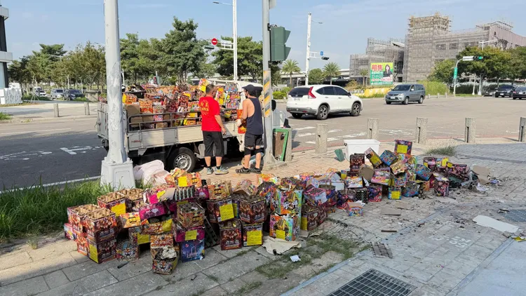 今天上午清出一大批煙火紙箱。翻攝Threads