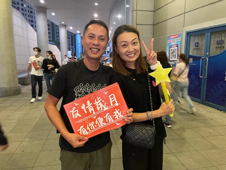 香港夫妻專程來台看鄭伊健演唱會。王郁惠攝