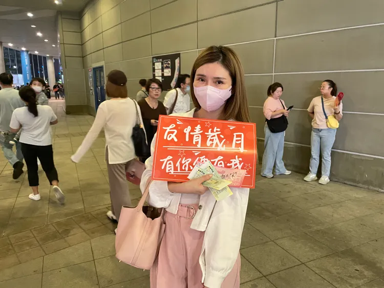 粉絲黃小姐因古惑仔系列電影迷上鄭伊健，追星多年卻只見過烏鴉，這次專程來看浩南哥。王郁惠攝