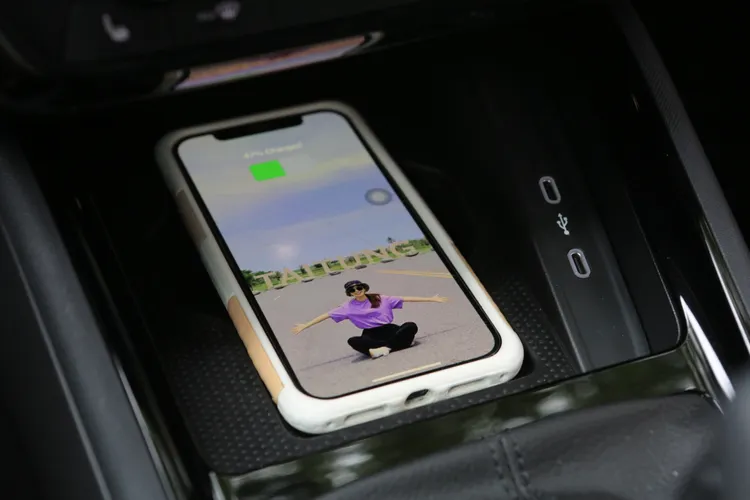 升級為15W的高速手機充電面板更有效率，讓手機電量不再入不敷出。林浩昇攝