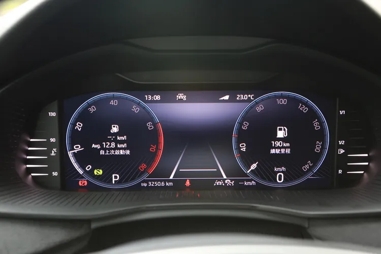 10.25吋數位儀表板不僅辨識度出色，也可依使用者需求自訂顯示內容資訊，功能相當全面。林浩昇攝