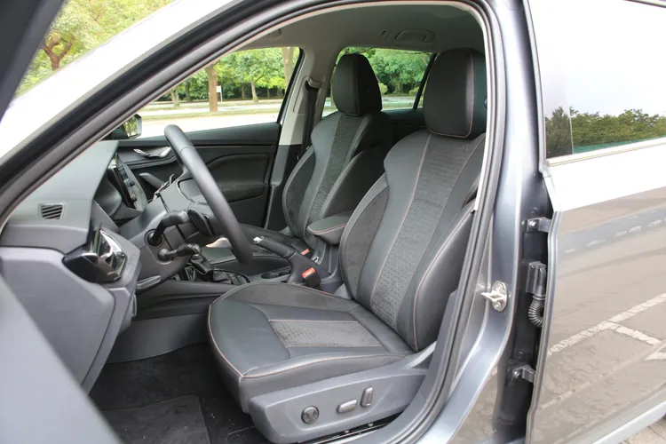 支撐性與包覆性優異的雙前座椅，還可另外選配升級駕駛座電動調整機能。林浩昇攝