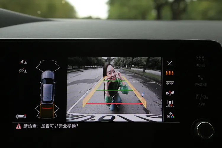在擁擠的都會區停車，有了畫質清晰的倒車顯影功能，能有效避免因死角所造成的碰撞意外。林浩昇攝