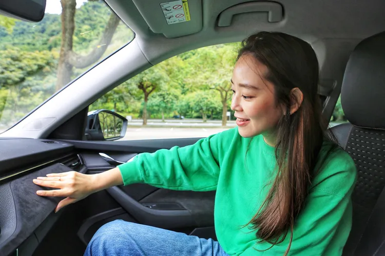 曾仲葳特別欣賞Kamiq的內裝質感，全車都有好好摸的麂皮讓她相當驚奇。林浩昇攝