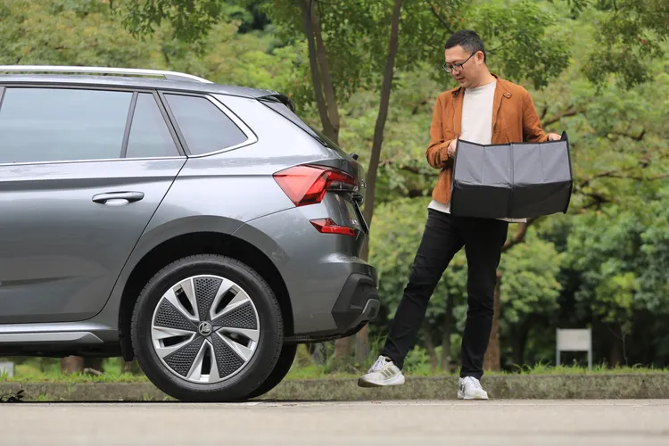 透過體感電動啟閉尾門功能，手上有物品時不需騰出雙手就能輕鬆讓尾門開啟，採買血拚更便利。林浩昇攝