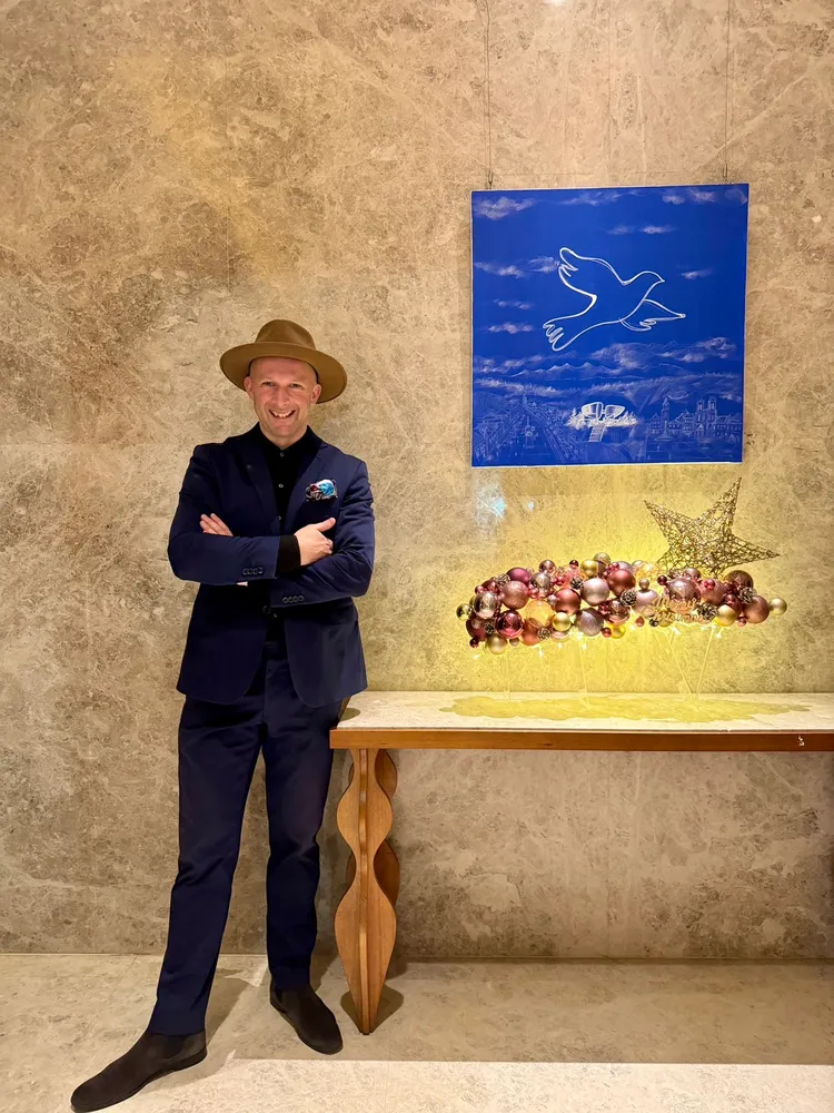 斯洛伐克當代藝術家 Luka Brase壓克力畫作以鮮豔的色彩和動感筆觸，在台南遠東香格里拉飯店一樓展出。業者提供