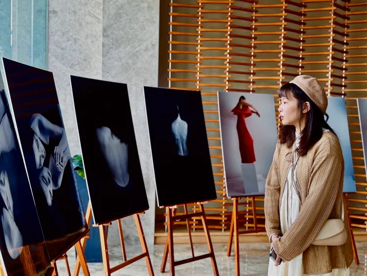 為紀念象徵團結與和平精神的絲絨革命35週年，斯洛伐克經濟文化辦事處特於台南遠東香格里拉飯店舉辦「斯洛伐克現代藝術展」作品涵蓋攝影、雕塑及壓克力繪畫三大領域。業者提供