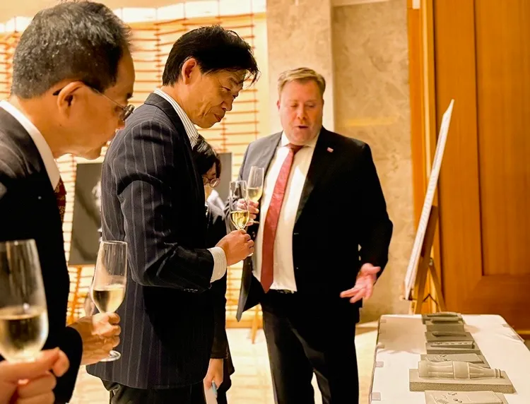 由斯洛伐克駐台經濟文化辦事處代表Mr. Bruno Hromy(圖右)為台南市葉澤山副市長(圖左)親自解說「斯洛伐克現代藝術展」特色。業者提供