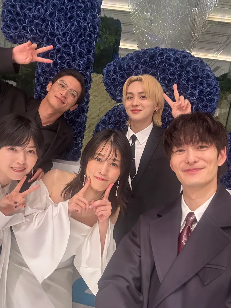 今年6月岡田將生（右）、高畑充希（中）出席《1122 好夫妻》記者會，當時兩人已在祕密交往。西野七瀨（左起）、高良健吾也都在今年成為人妻、人夫。右二為吉野北人。翻攝1122_iFUFU X