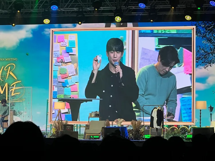 丁海寅解決粉絲問題，把答案寫在《媽朋兒》的鎖頭道具上。讀者提供