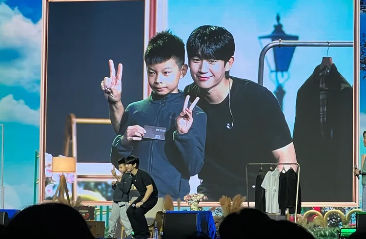 丁海寅（右）加碼送禮物給小粉絲。讀者提供